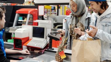 Suka Duka Jadi Karyawan Minimarket. Banyak Banget Rintangannya!