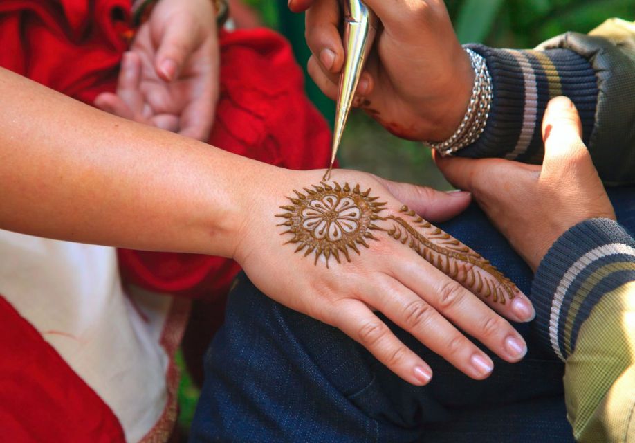 Orang yang sedang memakaikan henna