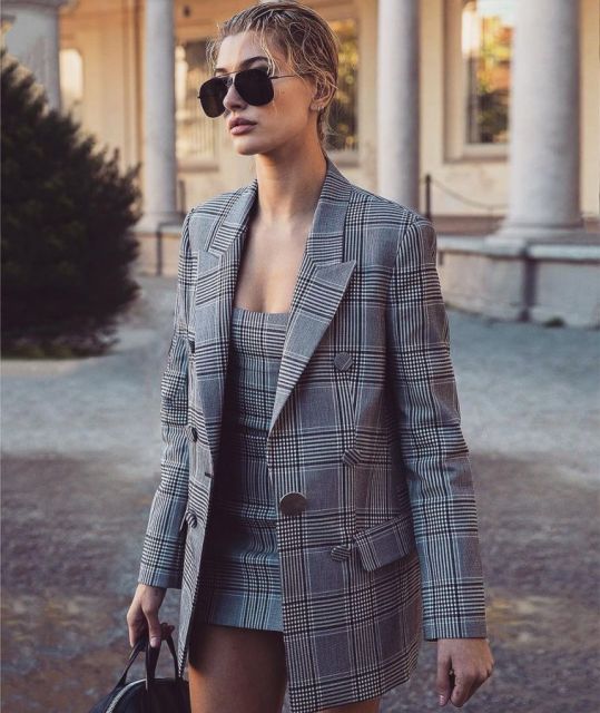 Inspirasi padu padan blazer ala Hailey Baldwin