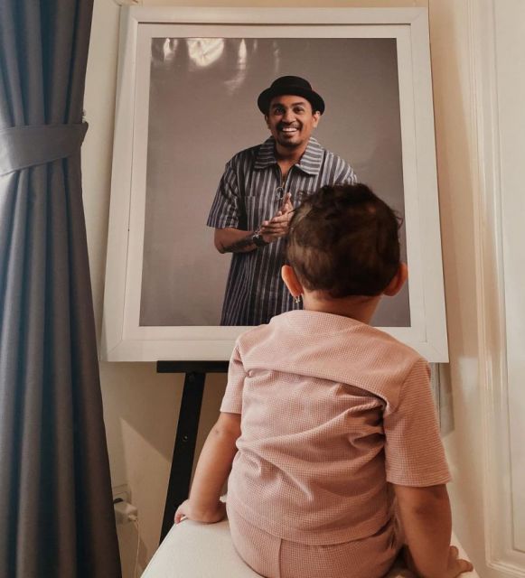 Gewa melihat foto mendiang ayahnya, Glenn Fredly