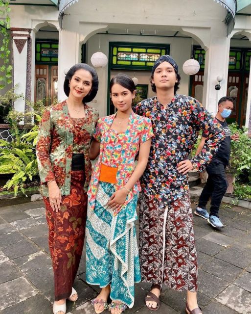 Potret Maudy Ayunda mengenakan kebaya 