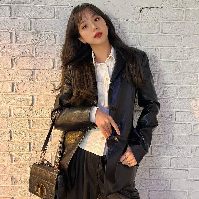 potret gaya fashionable Jisoo Blackpink dengan outfit serba hitam