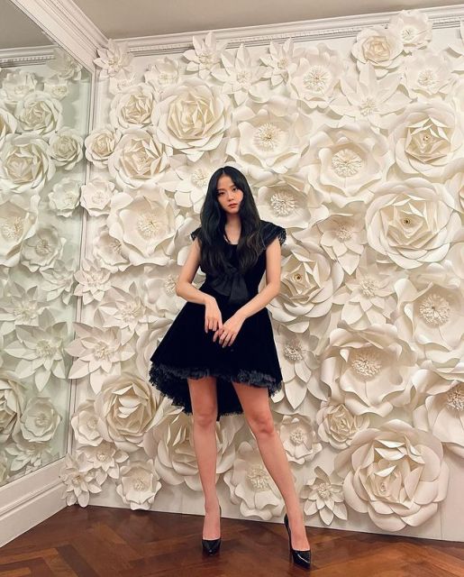 potret gaya fashionable Jisoo Blackpink dengan outfit serba hitam