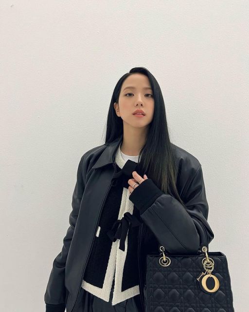 potret gaya fashionable Jisoo Blackpink dengan outfit serba hitam