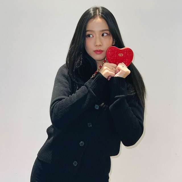 potret gaya fashionable Jisoo Blackpink dengan outfit serba hitam