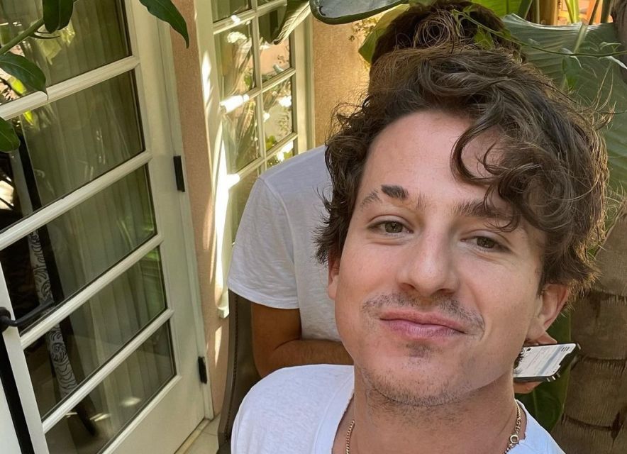 Charlie Puth rilis lagu terbaru bertajuk That's Hillarious. 