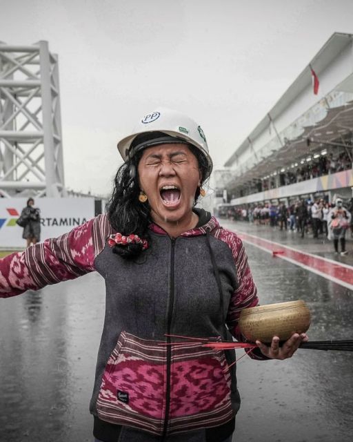 Pawang hujan Rara Istiati menjalankan ritual menghentikan hujan di Sirkuit Mandalika