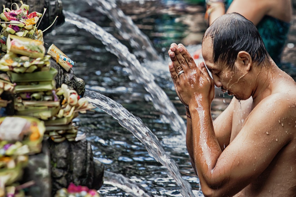 Mengenal Tradisi Melukat, Salah Satu Tradisi Bali yang Juga Jadi Wisata Spiritual