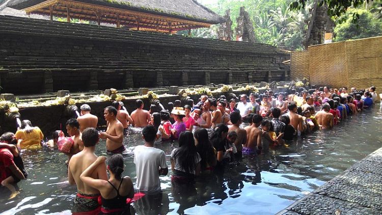 Mengenal Tradisi Melukat, Salah Satu Tradisi Bali yang Juga Jadi Wisata Spiritual