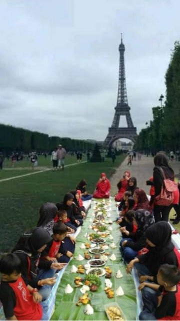 makan di lapangan menara eifel