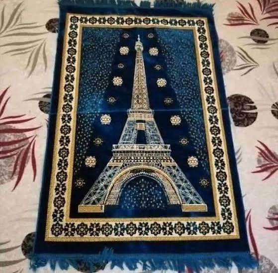 sajadah yang memiliki motif paris