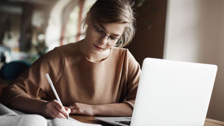 Wanita Bisa Ambil Andil dalam Hal Apa pun, Termasuk Buat Perubahan Positif di Dunia Maya