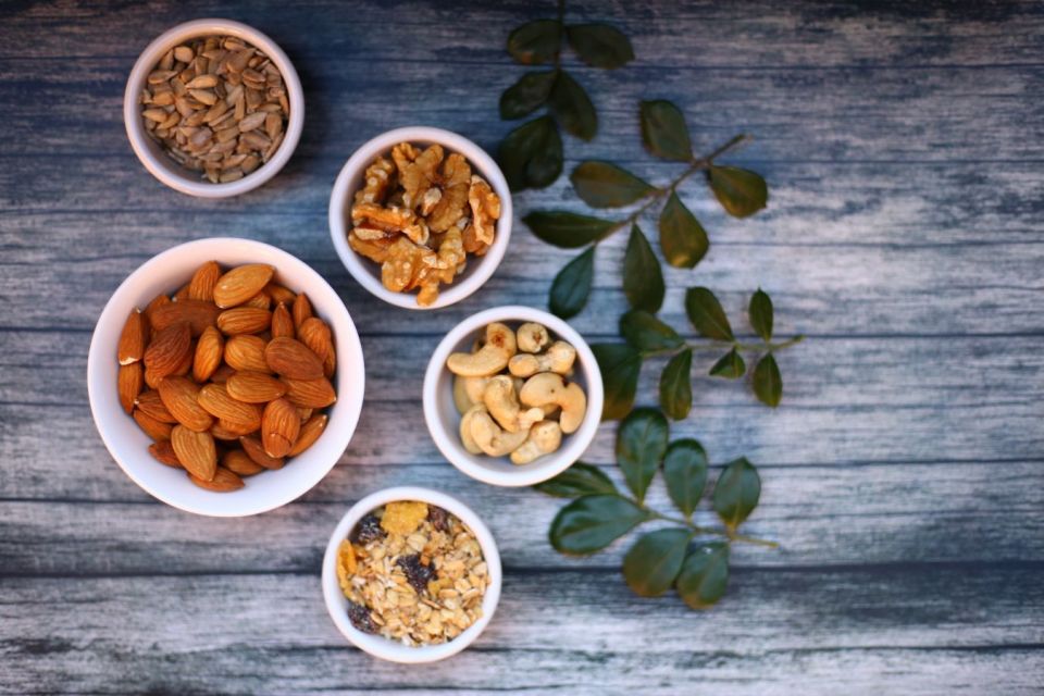 Aneka kacang dan buah kering sebagai camilan 