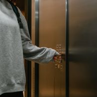 Tips Aman Saat Terjebak di Lift. Ini 7 Hal yang Boleh dan Jangan Dilakukan