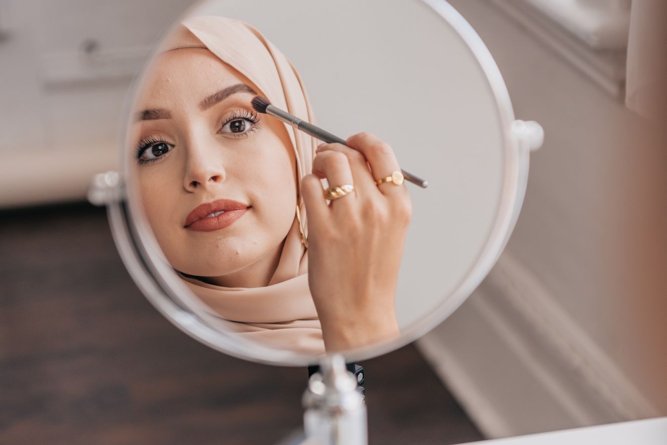 Wanita yang memoleskan makeup sebelum berkencan