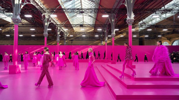 Fakta Menarik di Balik Koleksi Serba Pink Valentino di Paris Fashion Week