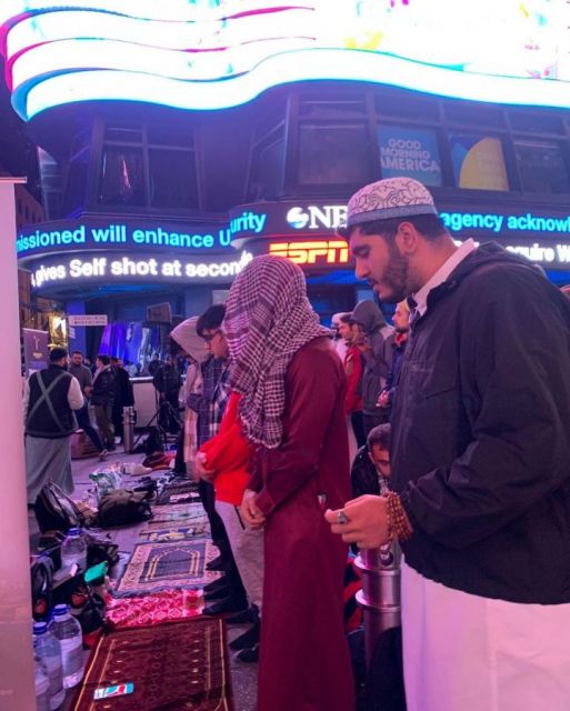 Umat Islam salat tarawih di Times Square