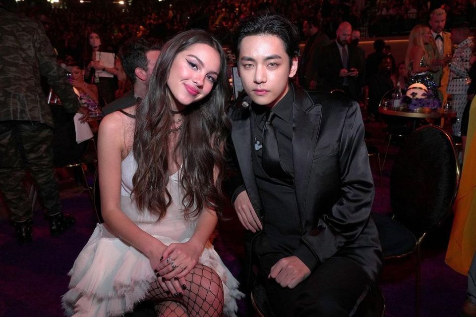 Momen interaksi V BTS dan Olivia Rodrigo di Grammy Awards 2022