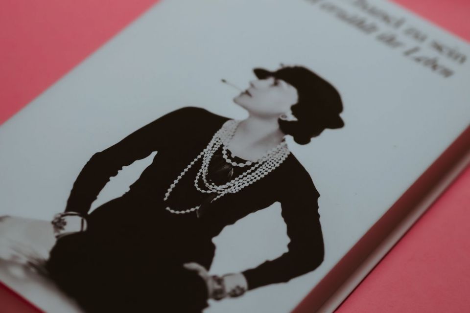 Tren tanning dipopulerkan oleh Coco Chanel