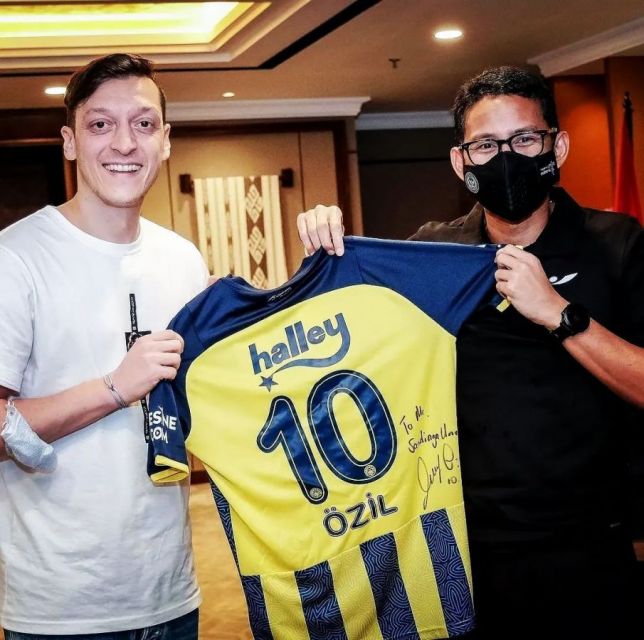 9 Momen Mesut Ozil di Indonesia, Salat di Istiqlal hingga Dinner bareng Prilly