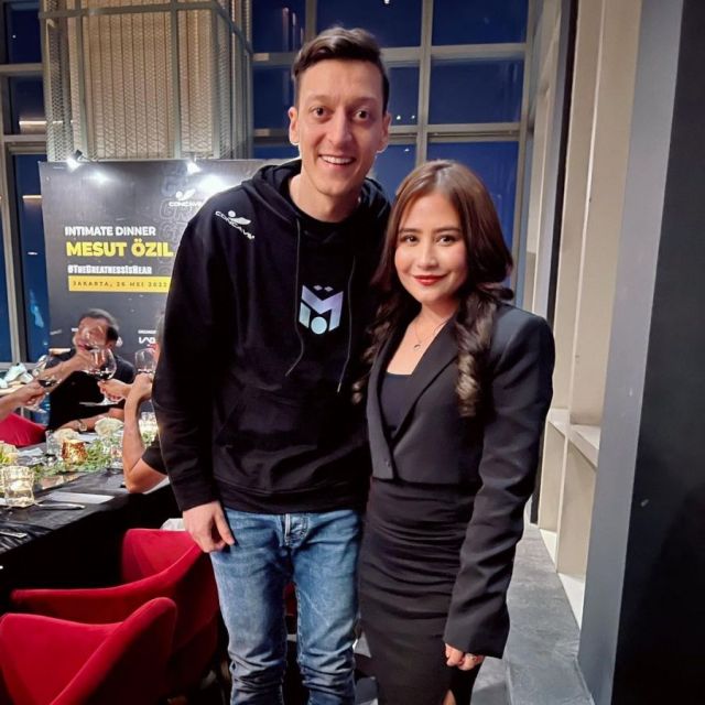 9 Momen Mesut Ozil di Indonesia, Salat di Istiqlal hingga Dinner bareng Prilly