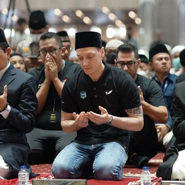 9 Momen Mesut Ozil di Indonesia, Salat di Istiqlal hingga Dinner bareng Prilly