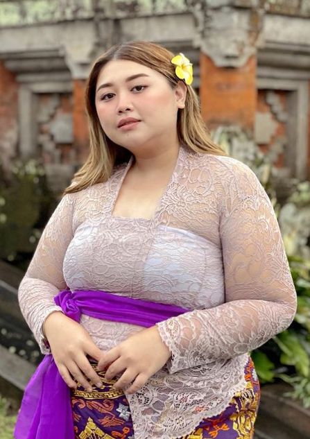 Inspirasi Gaya Outfit untuk Tubuh Plus Size ala Clarissa Putri. Stunning!