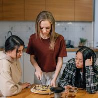 Mengenal Good Girl Syndrome. Saat Perempuan Memaksakan Diri Berbuat Baik Di Hadapan Orang