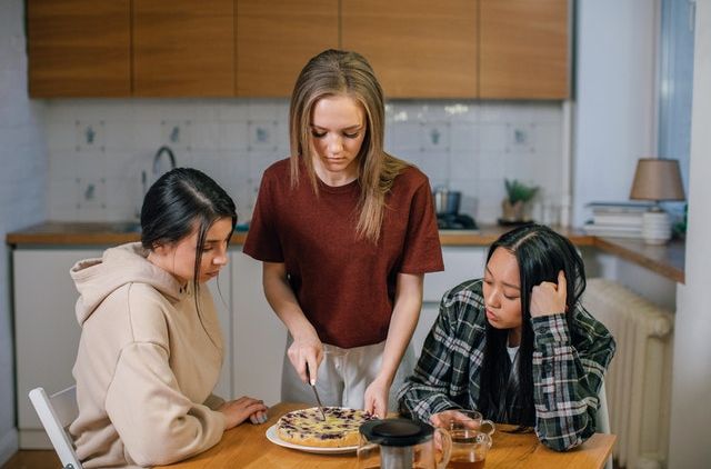 Mengenal Good Girl Syndrome. Saat Perempuan Memaksakan Diri Berbuat Baik Di Hadapan Orang