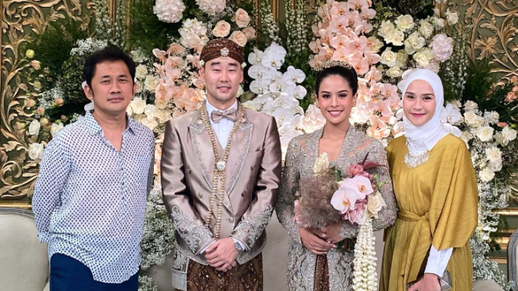 Momen Hanung Bramantyo Disebut Mirip Jesse Choi Suami Maudy Ayunda Saat Foto Bersama