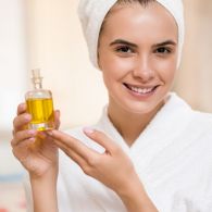 Cara Pakai Cleansing Oil yang Benar untuk Tumpas Minyak Wajah