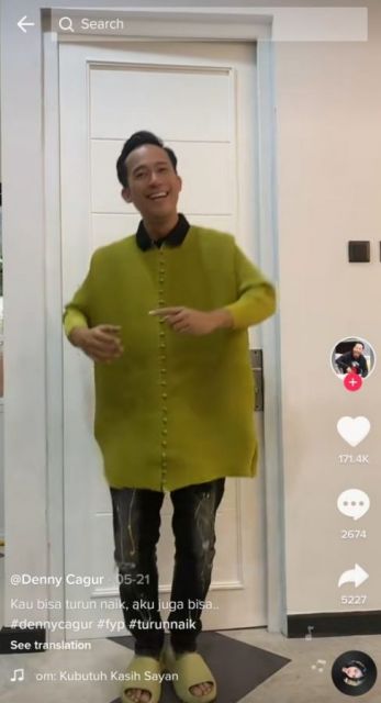 Mengenal Tren Baju Turun Naik yang Viral di TikTok