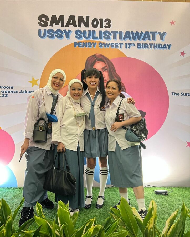 Serunya Pesta Ulang Tahun Ussy Sulistiawaty dengan Tema Anak SMA. Bertabur Bintang!