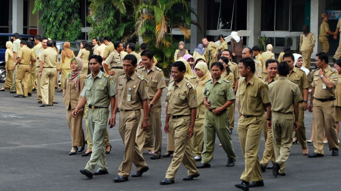 5 Alasan Kenapa Orang Tua Sering Sewot Pengin Anaknya Jadi PNS. Sabar~