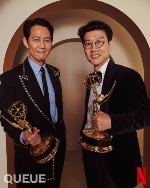 Lee Jung-jae dan Hwang Dong-hyuk memegang piala Emmy Awards 2022