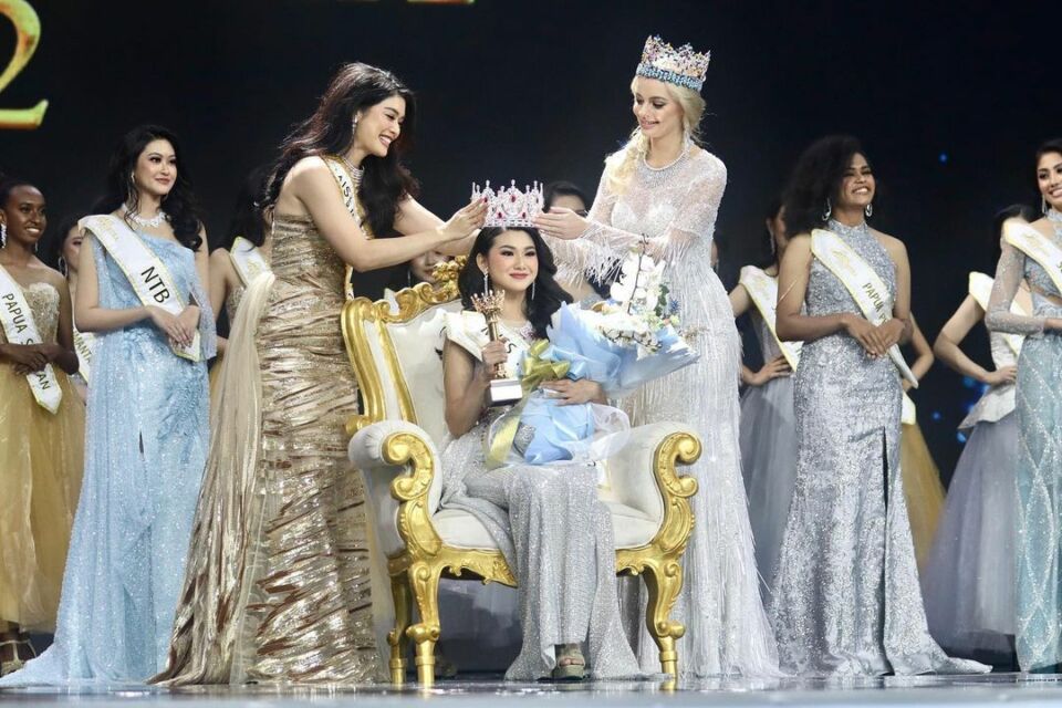 Penyematan mahkota Miss Indonesia 2022