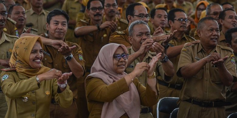 5 Alasan Kenapa Orang Tua Sering Sewot Pengin Anaknya Jadi PNS. Sabar~