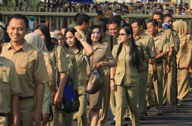 5 Alasan Kenapa Orang Tua Sering Sewot Pengin Anaknya Jadi PNS. Sabar~