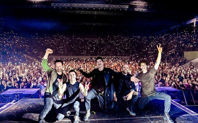 Momen The Script Telepon Mantan Pacar Penonton Konser, Buat Dinyanyikan Lagu Nothing