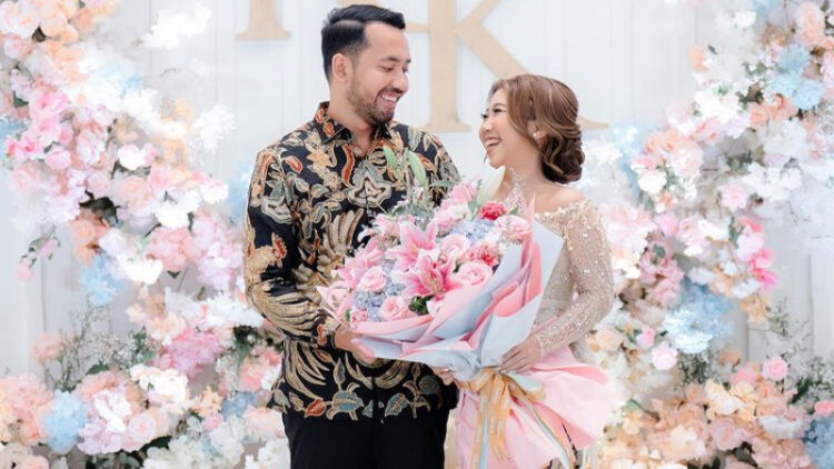 Resmi Dilamar Kekasih, Kiky Saputri Nggak Boleh Cium-Cium Artis Ganteng lagi