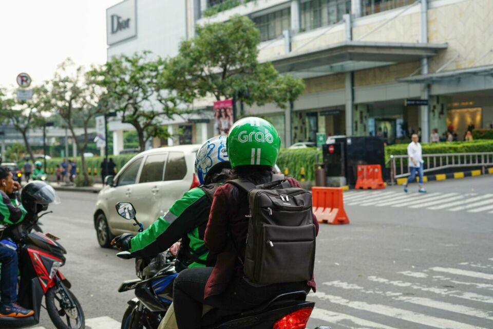 Helm bikin rambut lepek