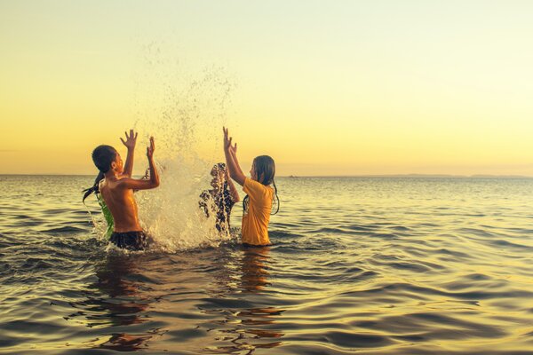 Sekelompok Orang yang Bermain di Pantai by Archie Binamira on Pexels