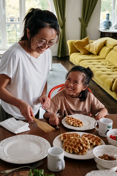 Ibu yang sedang berkomunikasi dengan anak perempuannya