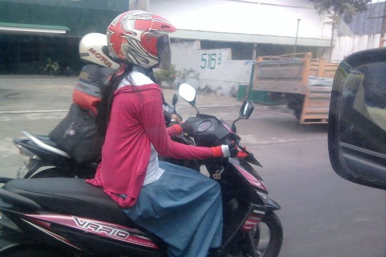 Menguak Alasan Kenapa Perempuan Kalau Nyetir Motor Tangannya Dibalik. Sebuah Misteri!