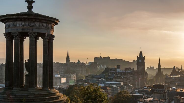 Wisata 7 Bukit di Edinburgh. Penopang Kota Situs Warisan Dunia!