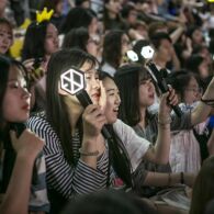 5 Alasan ini Bikin Kamu Nggak Bingung Lagi Kenapa K-popers itu Loyal Banget