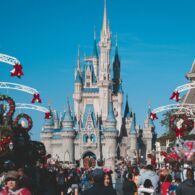 Disneyland Shanghai Tiba-tiba Lockdown, Ribuan Pengunjung Terjebak di Dalam