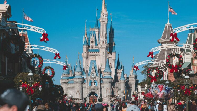 Disneyland Shanghai Tiba-tiba Lockdown, Ribuan Pengunjung Terjebak di Dalam