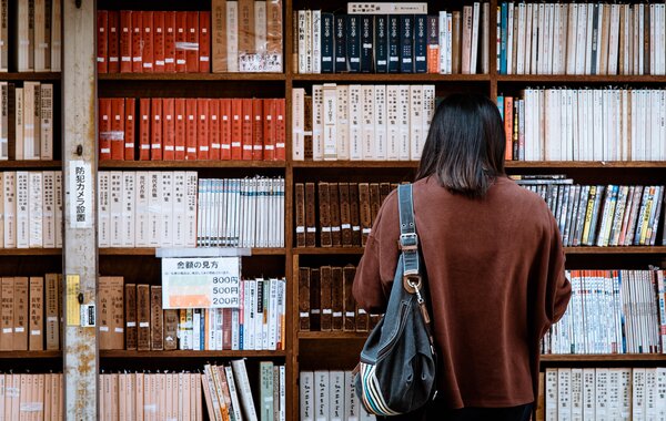 Depan Rak Buku Perpustakaan by Abby Chung on Pexels.com