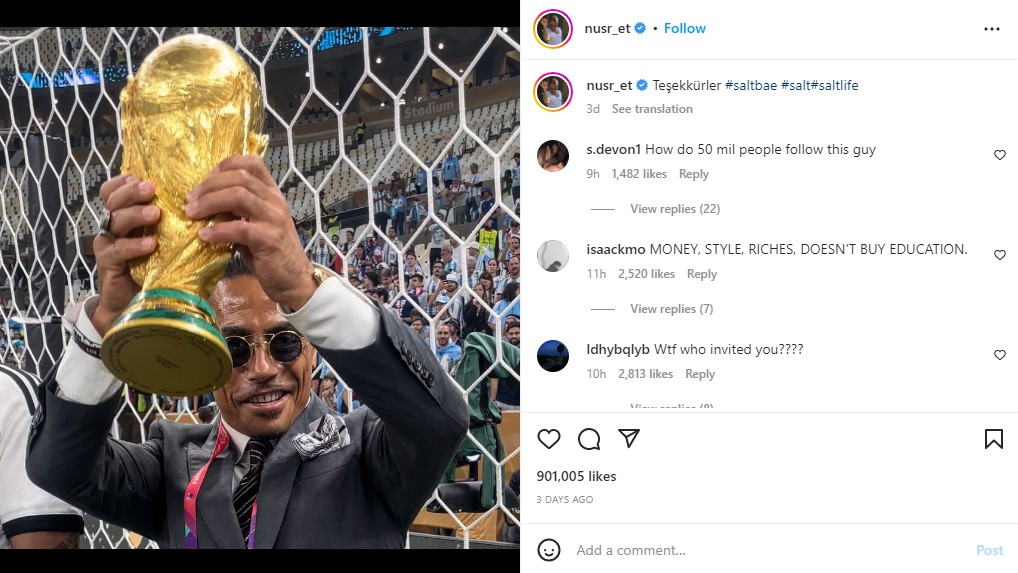 Salt Bae memegang trofi Piala Dunia 2022